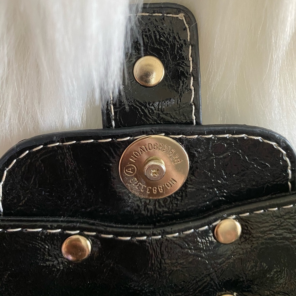 GUESS 💯% Authentic - Picture 13 of 13
